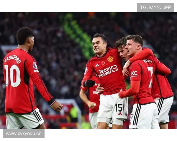 曼联进攻组织混乱问题持续显现,影响前场效率与比赛走势 曼联进攻组织混乱问题持续显现,影响前场效率与比赛走势