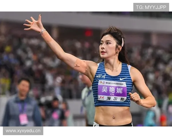 吴艳妮赛前涂指甲油的样子，真当自己是去走红毯？