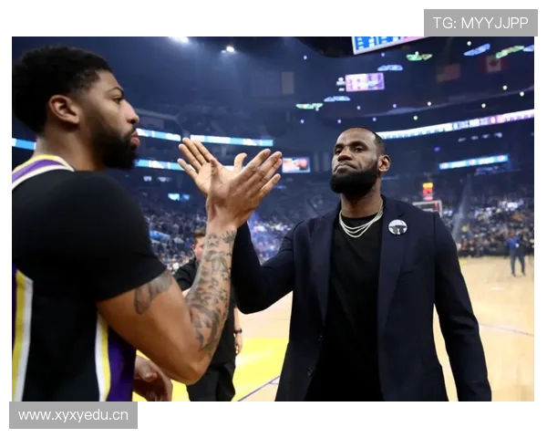 看全红婓训练视频——场边她和队友笑成小孩，站上台瞬间冷到骨子里